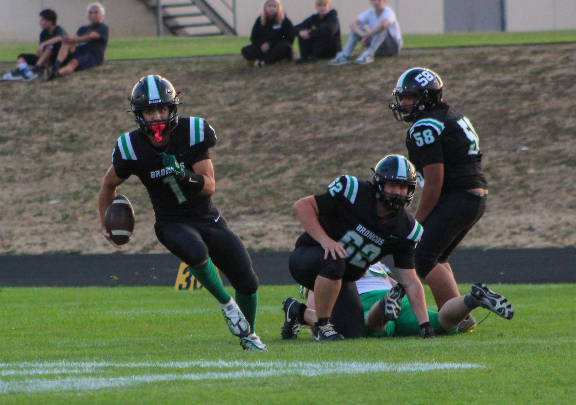Parkrose football rolls to first season-opening win since 2014 with 32-12 victory